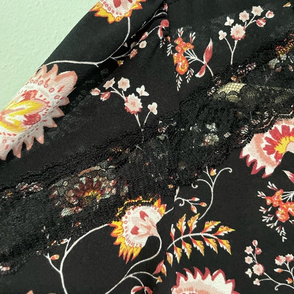 I State women’s black floral short sleeve top with lace inserts.  Size M - Picture 2 of 6